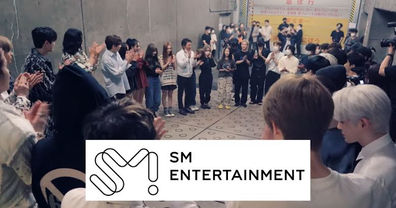 Ritual pra-pertunjukan Lee Soo Man dengan SM Entertainment menimbulkan reaksi beragam dari netizen